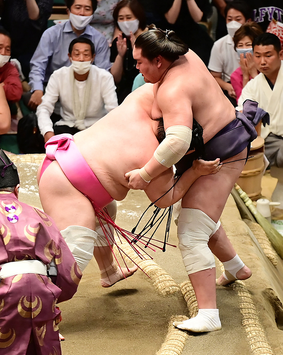 Sumo Tournament, Autumn Tournament, Day 6 Ura defeats Terunofuji  right  on the sixth day of the Grand Sumo Tournament, September 16, 2022 date 20220916 place Ryogoku Kokugikan, Tokyo