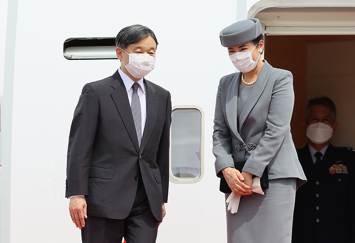 Japanese Emperor naruhito and Empress Masako leave to London for the state funeral of Brtish Queen Elizabeth II September 17, 2022, Tokyo, Japan   Japanese Emperor Naruhito  L  and Empress Masako  R  leave to London to attend the state funeral of British Queen Elizabeth II at the Tokyo International Airport in Tokyo on Saturday, September 17, 2022.    Photo by Yoshio Tsunoda AFLO 