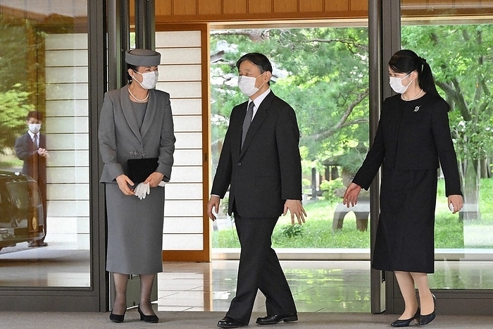 Queen Elizabeth died  Their Majesties the Emperor and Empress to attend the state funeral. Their Majesties the Emperor and Empress Aiko seeing off Their Royal Highnesses the Emperor and Empress as they depart the Imperial Palace for a visit to the U.K. on September 17, 2022.  Representative photo 