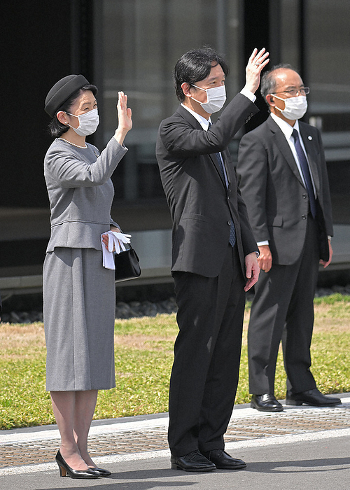 Queen Elizabeth died  Their Majesties the Emperor and Empress to attend the state funeral. Prince and Princess Akishino seeing off the government plane with Their Majesties the Emperor and Empress on board at Haneda Airport on September 17, 2022. 11:21 a.m. Photo by Koichiro Tezuka