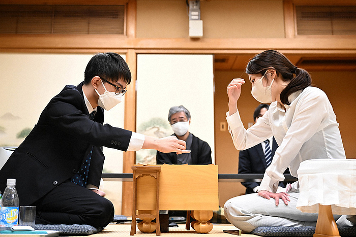 The 2nd round of the professional transfer examination Kana Satomi, Women s Go Kan, reflects on the game after losing to Reo Okabe 4 dan  left  in the second game of the entrance examination for professional Go players at the Shogi Kaikan in Shibuya ku, Tokyo, 2022. September 22, 5:56 p.m.  Representative photo 