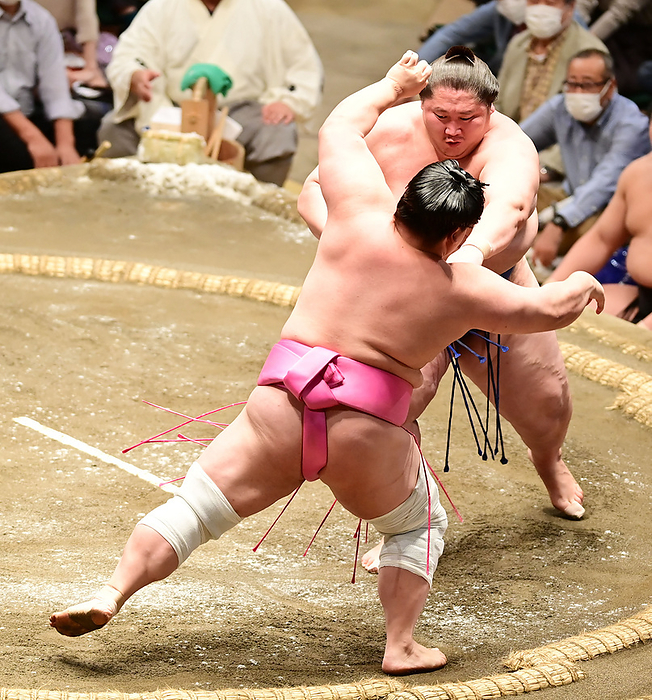Sumo Tournament, Autumn Tournament, Day 13 Itsu no jo attacks Ura  front  into the ring on September 23, 2022, the 13th day of the Grand Sumo Tournament, at Ryogoku Kokugikan, Tokyo.
