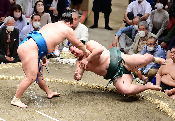 Sumo Tournament, Autumn Tournament, Day 13 Toyoshoryu  left  defeats Nishikiki with a shita nage  underhand throw  on the 13th day of the Grand Sumo Tournament at the Ryogoku Kokugikan, Tokyo, September 23, 2022 date 20220923 place Ryogoku Kokugikan, Tokyo