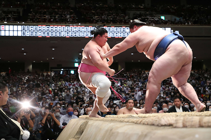 Sumo Tournament, Autumn Tournament, Day 13 Itsu nojo defeats Ura  left  with a push down on Day 13 of the Ozumo Autumn Tournament, September 23, 2022  Date 20220923  Photo Location Ryogoku Kokugikan
