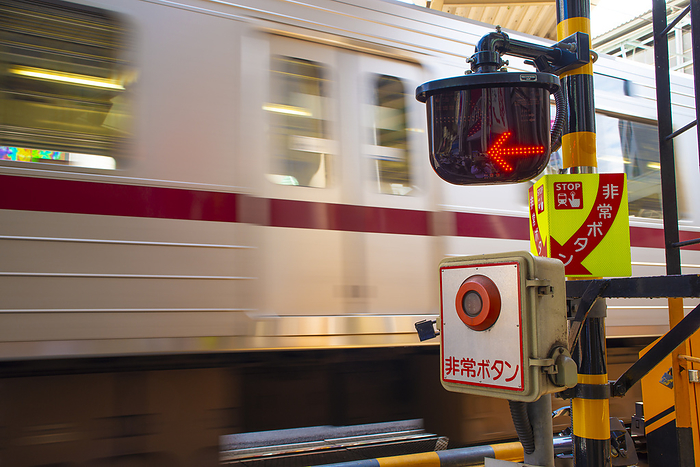 emergency button Tobu Tojo Line No. 15 crossing