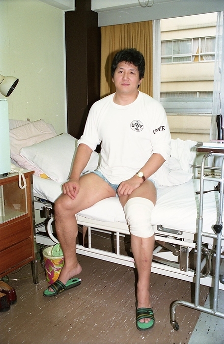 1992 Rings, Hiaki Maeda, Right knee surgery May 30, 1992, Rings, right knee Nikki Maeda leaving the hospital after surgery for a torn anterior cruciate ligament and meniscus injury at Nihon University Hospital.
