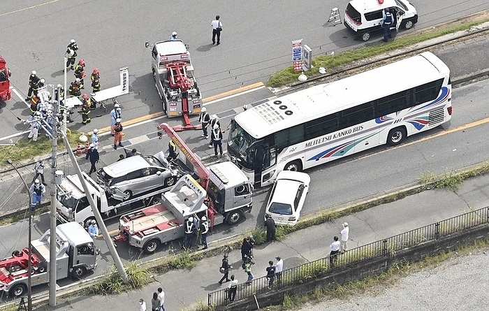 The scene of a traffic accident involving a bus carrying elementary school students on a school excursion. The scene of a traffic accident involving a bus carrying elementary school students on a school excursion in Ikaruga Town, Nara Prefecture, Japan, at 11:35 a.m. on September 28, 2022, from the head office helicopter.