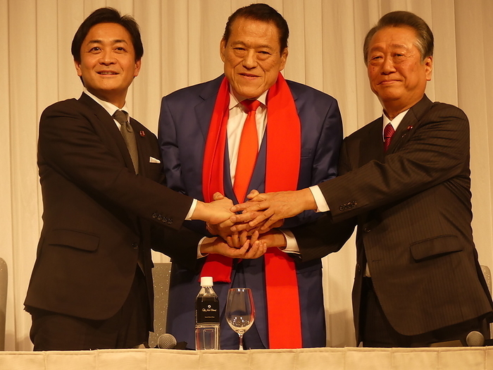  Burning Spirit of Fighting  Antonio Inoki Passes Away  February 2019 Resource Photo  Upper House Representative Antonio Inoki  center  announces his decision to join the faction formed by the National Democratic Party of Japan and the Liberal Democratic Party of Japan. On the left is Representative Yuichiro Tamaki and on the right is Representative Ichiro Ozawa   Feb. 21, 2007  photo date 20190221  photo location Hotel New Otani