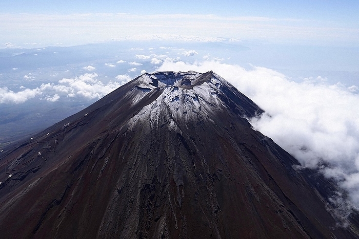 Near the top of Mt. Fuji covered with snow for the first time The first snow covered the summit area of Mt. From the head office helicopter at 1:13 a.m. on September 30, 2022.