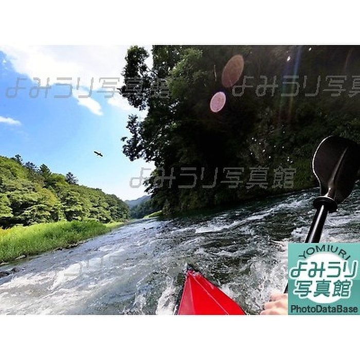 Going down a rapids of about grade 2 difficulty with white waves in Ome, Tokyo. Descending a rapids of about grade 2 difficulty with white waves.  A photographer canoed down the same section on a different day from the reporter and took pictures. The image in the paper is  CMYK.