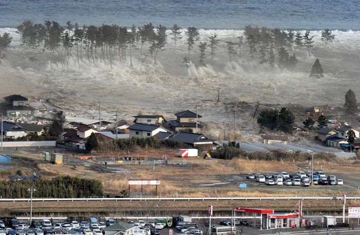 2012 World Press Photo Contest, Spot News category, 1st Prize, Composite Photographs A tsunami surging toward the city of Natori, Miyagi Prefecture, engulfing houses. Published on pages 30 31