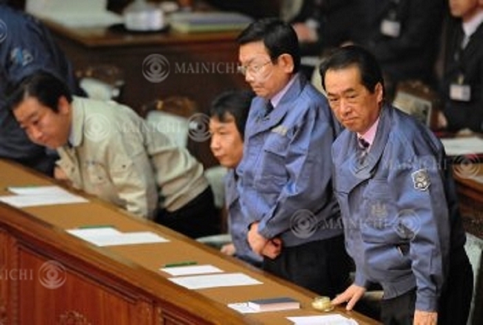 Prime Minister Kan and others stand up and bow At a plenary session of the House of Representatives, Speaker Takahiro Yokoji declared that the House of Representatives  resolution on the FY 2011 budget had been approved by the Diet, and stood and bowed as  from right  Prime Minister Naoto Kan, Minister of Economy and Finance Kaoru Yosano, Chief Cabinet Secretary Yukio Edano, and Finance Minister Yoshihiko Noda stood up.