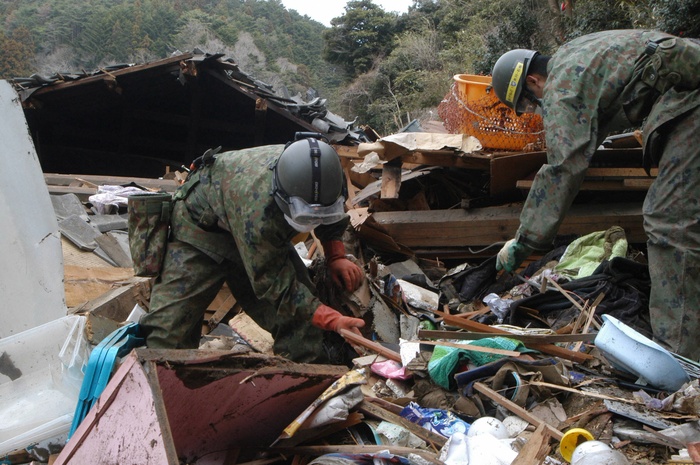 Great East Japan Earthquake: Self Defense Forces Personnel Carefully Remove Piles of Debris and Search for Missing Persons    Onagawa, Miyagi Prefecture Self defense force members carefully remove a pile of rubble and search for missing persons on Dejima Island in Onagawa Town, Miyagi Prefecture, on the morning of April 7, 2011.