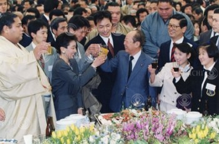 (L-R) Konishiki, Seiko Hashimoto, Prime Minister Kiichi Miyazawa, Midori Ito, Ryoko Tamura, MARCH 23, 1992 : From left in front row, Konishiki celebrates with Prime Minister Miyazawa (center), Seiko Hashimoto, Midori Ito, and Ryoko Tamura at the Prime Minister's Office.