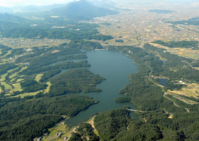 Manno Town s Manno Pond: Seismic survey to begin in earnest in the new fiscal year   Kagawa Mannoike Pond. Many reservoirs are in danger of breaching their banks in the event of a Nankai earthquake, and seismic studies will begin in earnest in the new fiscal year. Photo: Manno Pond in Manno Town
