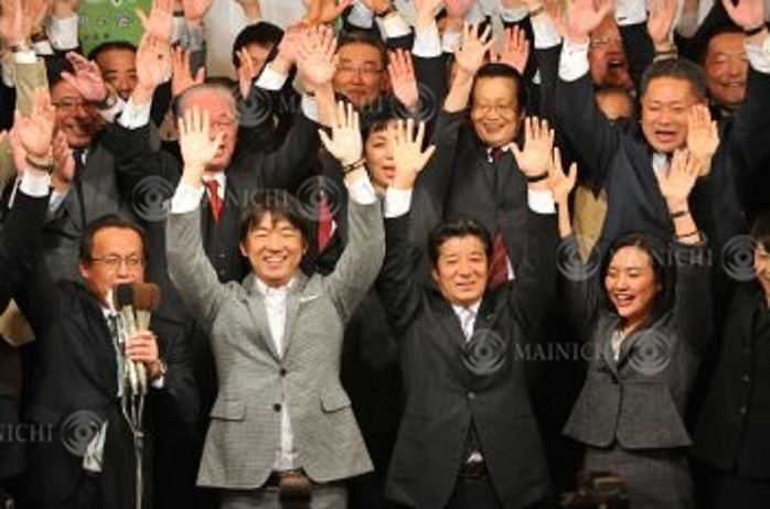 Hashimoto and Matsui pleased with each other s election results in Osaka gubernatorial and mayoral elections Hashimoto Toru  front row, left  and Matsui Ichiro  center  are pleased with each other after being confirmed as the winner of the election.