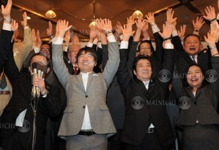 Mr. Hashimoto and Mr. Matsui rejoice after being assured of winning the Osaka mayoral and gubernatorial elections. Toru Hashimoto  left  and Ichiro Matsui celebrate after being confirmed as the winner of the election in Kita Ward, Osaka City, at 8:42 p.m. on November 27, 2011.