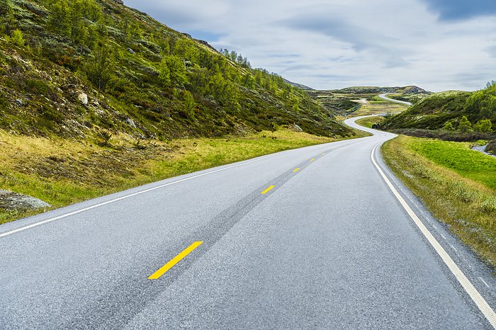 Norway, Innlandet, Empty asphalt road in Rondane National Park