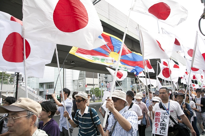 Senkaku Islands Issue Anti China Demonstration in Tokyo  September 22, 2012, Tokyo, Japan   Protesters hold Japanese flags and placards during an anti China rally in Tokyo. Hundreds of Japanese nationalists gathered around Chinese embassy in Tokyo to claim that the Senkaku Islands belongs to Japan.  Photo by Rodrigo Reyes Marin AFLO 