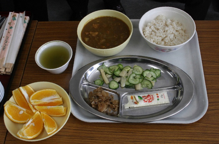 Lunch for inmates at Sapporo Prison Lunch on the 27th was chicken curry and salad. The amount of staple food is divided into three levels depending on the nature of the labor. Photo by Jun Kaneko taken around 11:55 a.m. on September 7, 2010.