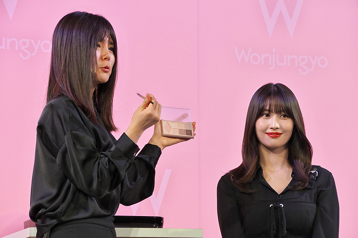 Beauty brand  Wonjungyo  launch event in Tokyo Makeup artist Won Jungyo L  and member of Twice, Momo attend the launch event for beauty brand  Wonjungyo  in Tokyo, Japan on October 13, 2022.