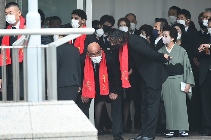 Farewell ceremony for Antonio Inoki October 14, 2022 Antonio Inoki Farewell Ceremony Shinsuke Nakamura  right  in conversation with Keiji Mutoh  left  at Kirigaya funeral hall
