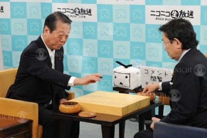 Ichiro Ozawa, former secretary general of the Democratic Party of Japan, in a game of Go with Yosano, co chairman of the Japan for a New Beginning Former DPJ Secretary General Ichiro Ozawa  left  and Tachiaagare Nippon Co Chair Kaoru Yosano play a game against each other in Kojimachi, Chiyoda ku, Tokyo, December 19, 2010, 3:05 p.m. Photo by Osamu Sugawara