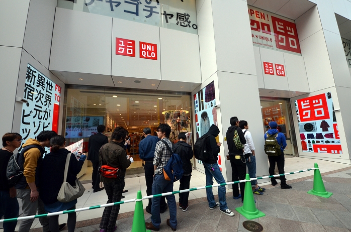 BICQLO Opens in Shinjuku BICQLO and UNIQLO collaborate September 27, 2012, Tokyo, Japan   Customers wait in line for the grand opening of BicQlo, a collaboration of casual clothing retailer Uniqlo and consumer electronics chain Bic Camera, at their flagship store in Tokyo s Shinjuku district on Thursday, September 27, 2012.   BicQlo was born out of collaboration between the two retailer giants which have put together their respective know how in fashion and consumer electronics in the new flagship store. The outlet in the middle of Shinjuku s shopping area will sell the latest and most popular products, the bests of the two, with mannequins in colorful wear holding a camera or using a vacuum cleaner.  Photo by Natsuki Sakai AFLO  AYF  mis 