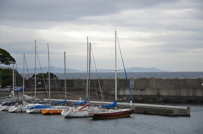 Sagami Bay stretches out beyond the yachts anchored in Manazuru Harbor. Sagami Bay extends beyond the yachts anchored in Manazuru Harbor, October 1, 2022. Photo by Yuki Motohashi at 3:34 p.m. on October 3, 2022.
