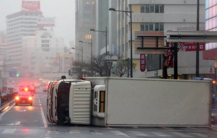 Typhoon No. 17 traverses the archipelago Damage in various areas A truck overturned at an intersection due to strong winds from Typhoon No. 17 on National Route 58 in Naha City at 8:54 a.m. on August 29.