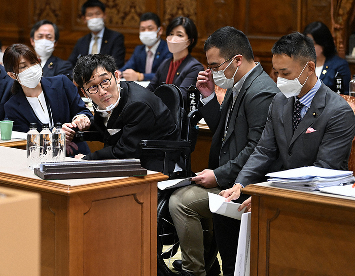 Budget Committee of the upper house of the Diet  one half of the yosaniinkai  Daisuke Amabatake  second from left  of Reiwa Shinsengumi asks a question at the Upper House Budget Committee meeting. On the far right is Representative Taro Yamamoto, in the Diet on the afternoon of October 20, 2022. 4:05 p.m., photo by Mikiharu Takeuchi