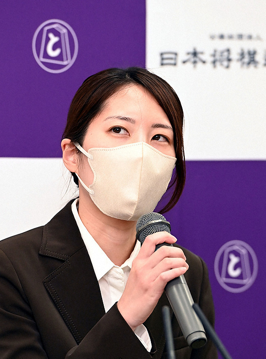 Kana Seirei Satomi answers questions at a press conference after being rejected from the professional transfer examination. Kana Seirei Satomi answers questions at a press conference after being rejected from the professional transfer examination, 5:27 p.m., October 13, 2022, in Fukushima Ward, Osaka City  photo by Ryoichi Mochizuki.