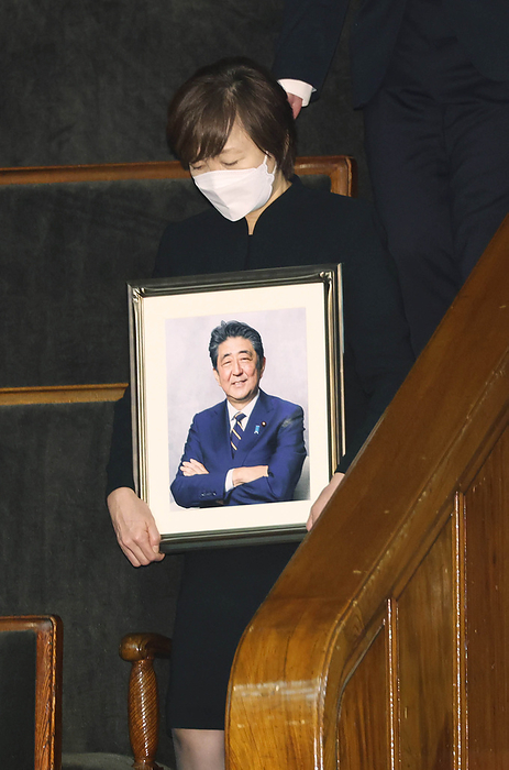Plenary Session of the Diet, House of Representatives Former Prime Minister Noda delivers a speech in remembrance of Mr. Abe. Mrs. Akie, holding a portrait of former Prime Minister Yoshihiko Noda, watches from the sidelines as he delivers a memorial speech to former Prime Minister Shinzo Abe at a plenary session of the House of Representatives.