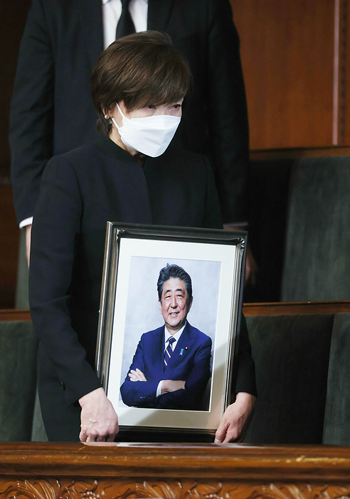 Plenary Session of the Diet, House of Representatives Former Prime Minister Noda delivers a speech in remembrance of Mr. Abe. Mrs. Akie, holding a portrait of former Prime Minister Yoshihiko Noda, watches from the sidelines as he delivers a memorial speech to former Prime Minister Shinzo Abe at a plenary session of the House of Representatives.