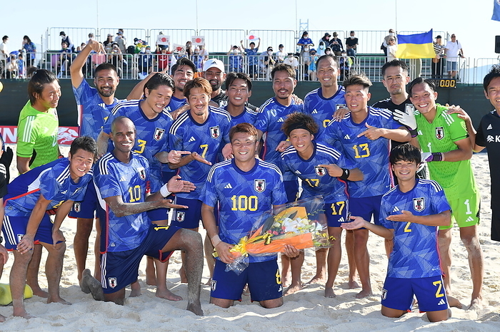 International frinedly beach soccer match between Japan and Ukraine Japan s Takuya Akaguma is celebrated his 100th international appearance after the International frinedly beach soccer match between Japan 4 2 Ukraine at Akashi City Okura Beach Park in Hyogo, Japan, October 1, 2022.  Photo by JFA AFLO 