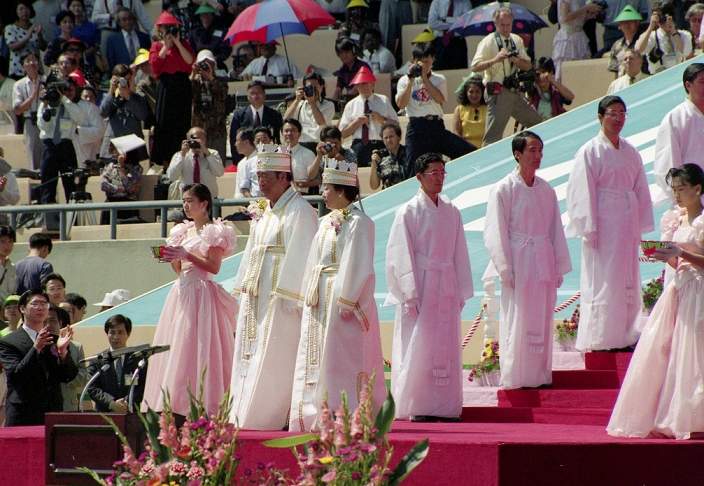 Unification Church Joint Wedding Ceremony  August 25, 1992  South Korea: August 25, 1992, Seoul   Rev. Moon Sun myung conducts a mass wedding of his Unification Church members at the Seoul Olympic Stadium on August 25, 1992.  Photo by Fujifotos AFLO  FYJ