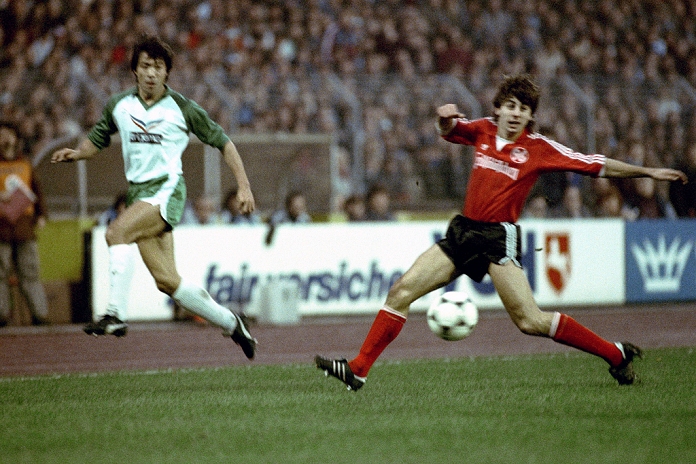 Yasuhiko Okudera (Bremen), Siegfried Reich (Hannover), DECEMBER 14, 1985 - Football / Soccer : German 