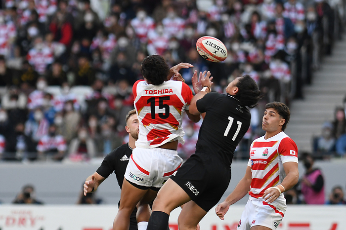 Rugby : Japan vs New Zealand Japan s Ryohei Yamanaka and New Zealand s Caleb Clarke battle for the ball during the rugby test match between Japan and New Zealand at the National Stadium in Tokyo, Japan on October 29, 2022.  Photo by AFLO 