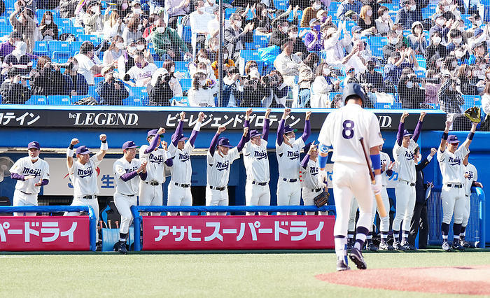 Tokyo Rokugaku University Baseball Autumn League Tokyo 6 University Baseball: Meiji Univ. vs. Tsugaru Univ., top of the 8th inning, Kaito Minoo hits a timely double, and the players on the bench get excited.