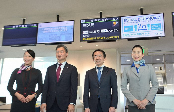 Three regional airlines in Kyushu begin joint operations with ANA and JAL Mingo Takei, president of Japan Air Commuter  second from left  and Tadashi Matsushita, general manager of Airline Business Division of All Nippon Airways  third from left , who jointly operated the Fukuoka Yakushima route, at Fukuoka Airport in Fukuoka City at 0:26 p.m. on October 30, 2022  photo by Hiroshi Kuno