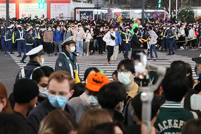2022 Halloween, many people in Shibuya on high alert. October 31, 2022, Tokyo, Japan   Police officers control people gathering at Tokyo s Shibuya fashion district for Halloween on Monday, October 31, 2022.       Photo by Yoshio Tsunoda AFLO  