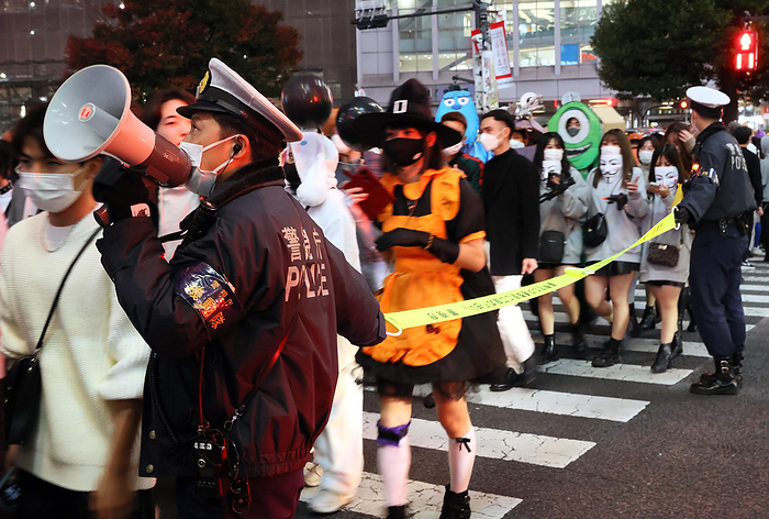 2022 Halloween: Many people in Shibuya on high alert October 31, 2022, Tokyo, Japan   Police officers control people gathering at Tokyo s Shibuya fashion district for Halloween on Monday, October 31, 2022.       Photo by Yoshio Tsunoda AFLO  