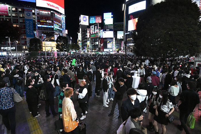 2022 Halloween, many people in Shibuya on high alert. Shibuya s Scramble Crossing crowded with many people in Shibuya Ward, Tokyo, October 31, 2022, 5:29 p.m.  photo by Nishi Natsuo