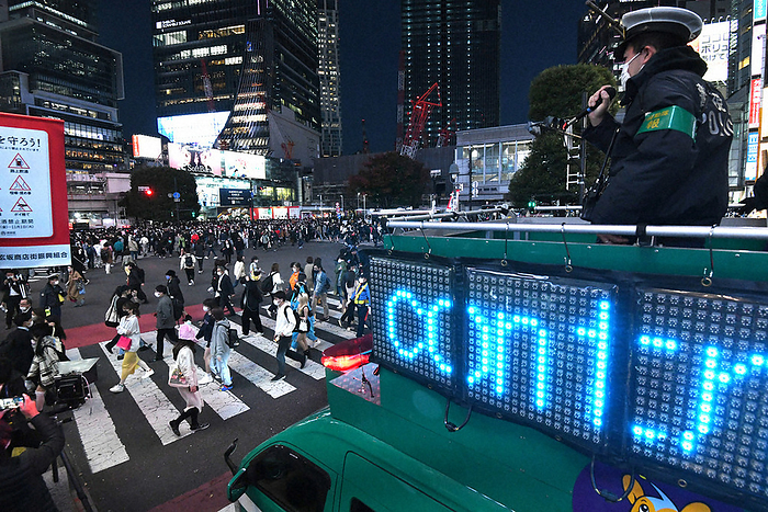 2022 Halloween, many people in Shibuya on high alert. A police officer calls attention to people walking at Shibuya Scramble Crossing from a vehicle at 5:13 p.m. on October 31, 2022 in Shibuya Ward, Tokyo  photo by Nishi Natsuo