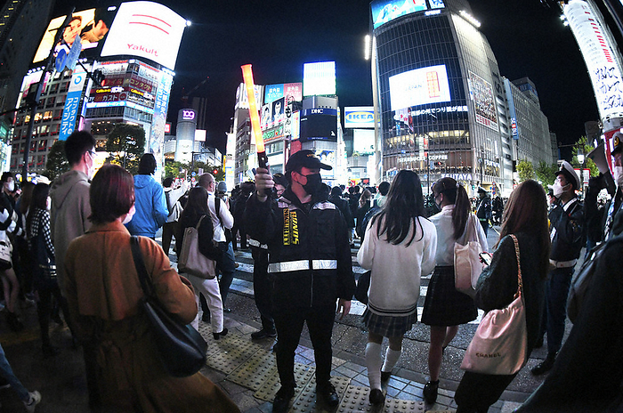 2022 Halloween: Many people in Shibuya on high alert A security guard guides pedestrians in front of the Shibuya scramble crossing in Shibuya Ward, Tokyo, October 31, 2022, 6:30 p.m. Photo by Nishi Natsuo