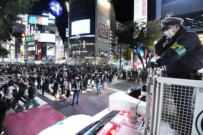2022 Halloween: Many people in Shibuya on high alert A police officer calls out to pedestrians at Shibuya Scramble Crossing from atop a security vehicle in Shibuya Ward, Tokyo, October 31, 2022, 6:28 p.m. Photo by Nishi Natsuo
