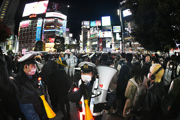 2022 Halloween, many people in Shibuya on high alert. A large crowd of people packed at the scramble crossing in Shibuya, Tokyo, October 31, 2022, 8:20 p.m. Photo by Nishi Natsuo