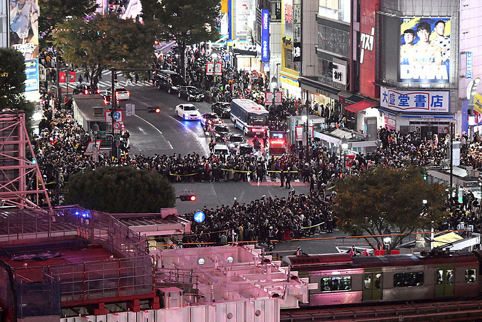 2022 Halloween, many people in Shibuya on high alert. A large crowd of people walking through the scramble crossing in Shibuya, Tokyo, October 31, 2022, 8:51 p.m. Photo by Nishi Natsuo