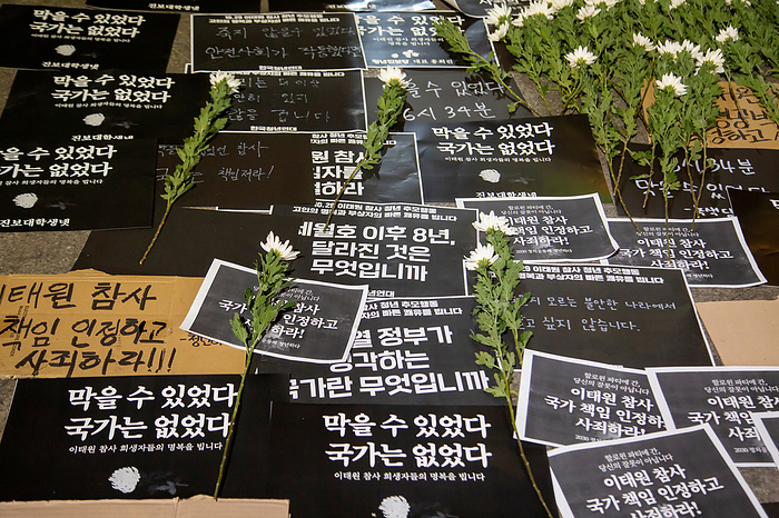 Itaewon s Halloween crowd crush in Seoul Halloween tragedy in Seoul s Itaewon district, November 2, 2022 : Signs which protesters put to mourn for the victims and to blame the government and President Yoon Suk Yeol, are seen in front of an alley in Itaewon district in Seoul, South Korea, where the Halloween crowd crush killed at least 156 people. The signs read,  The disaster could be prevented. There was no government .  Photo by Lee Jae Won AFLO   SOUTH KOREA 