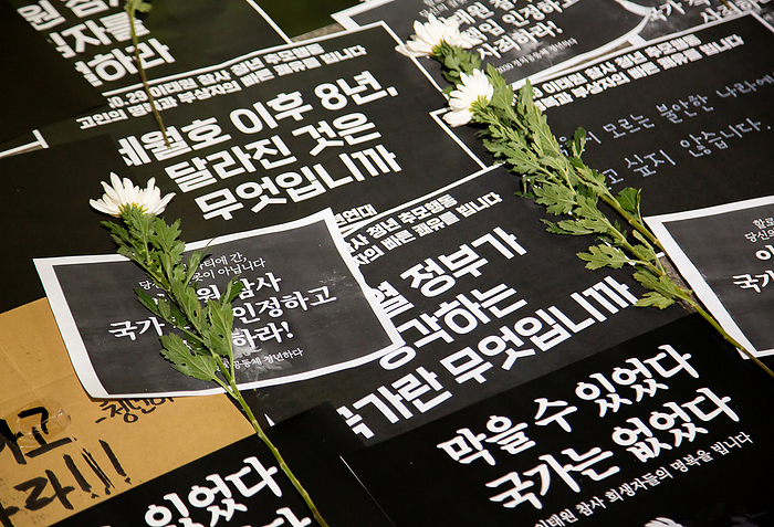 Itaewon s Halloween crowd crush in Seoul Halloween tragedy in Seoul s Itaewon district, November 2, 2022 : Signs which protesters put to mourn for the victims and to blame the government and President Yoon Suk Yeol, are seen in front of an alley in Itaewon district in Seoul, South Korea, where the Halloween crowd crush killed at least 156 people. The signs read,  The disaster could be prevented. There was no government .  Photo by Lee Jae Won AFLO   SOUTH KOREA 
